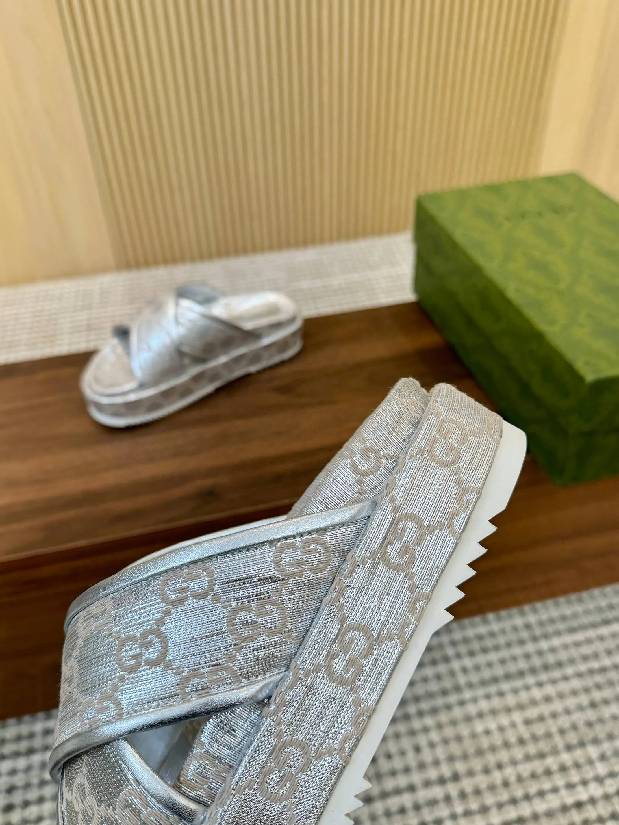 👟👟Ex-factory price 400👟👟 Shipped all year round, Gucci's latest limited edition thick-soled slippers. Top quality for sale. Purchase genuine product for development. The material and workmanship are consistent with the original. Upper: original special printing process. Lining: dyed sheepskin. Outsole: Italian private model outsole. Size: 35-43M standard size. 41, 42, 43 are also customized and cannot be returned. Sole thickness: 5.5cm. Forefoot 4cm.